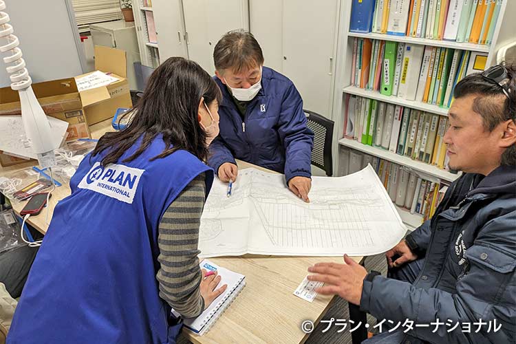 写真:内灘町の地図を見ながら被害状況を確認