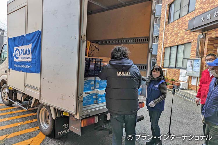 写真：支援物資を詰め込んだトラック