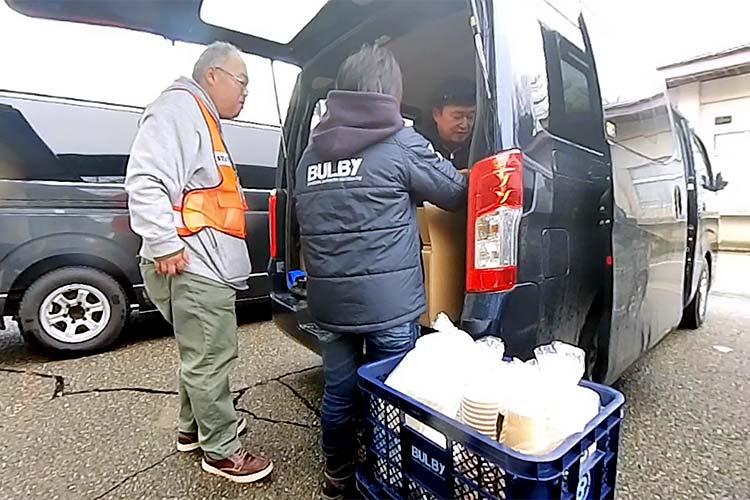 写真：支援物資を詰め込んだトラック