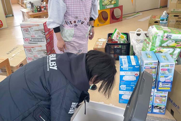 写真：支援物資を搬入