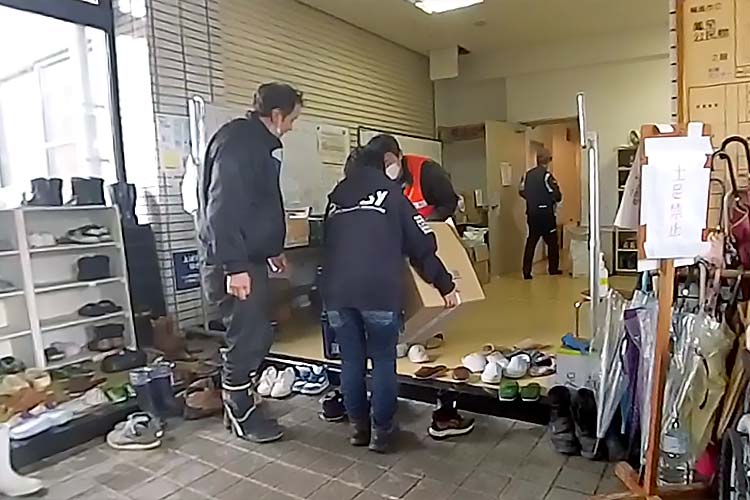 写真：避難所にて