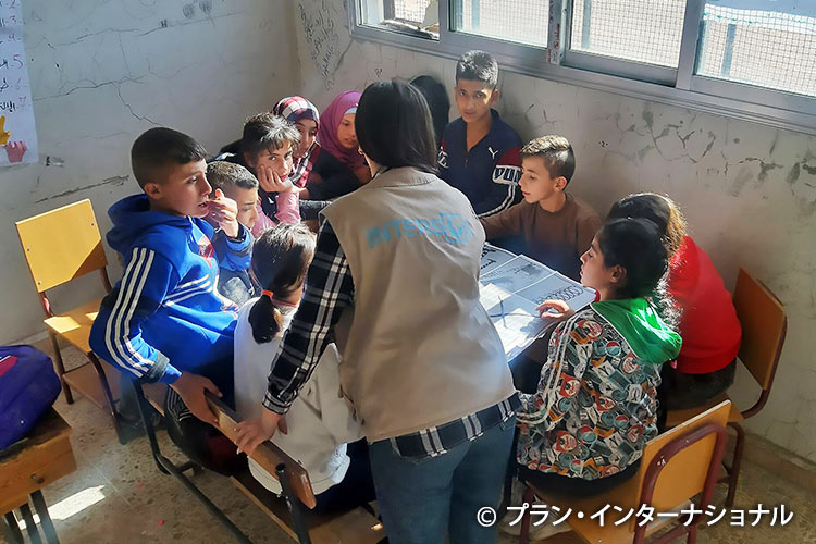 写真:クラスメートと一緒に補習授業を受けるレナさん