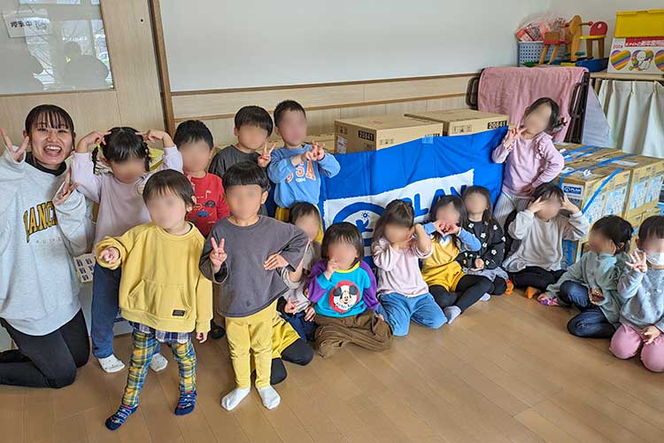 写真:笑顔で迎えてくれた子どもたち(七尾みなとこども園)