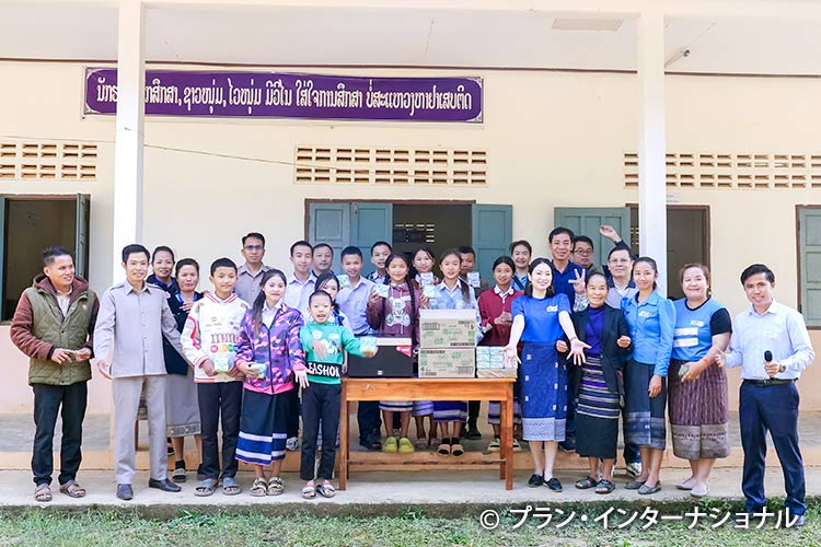 写真：対象校で緊急用生理ナプキンや衛生備品を配布