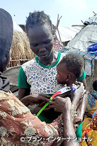 写真：「隠れた栄養不良児」を探すためボランティアが家庭訪問