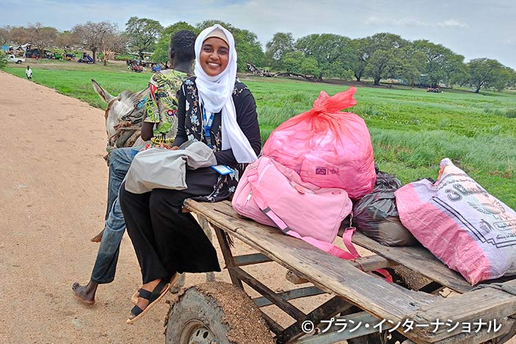 写真：雨期の悪路のなかロバ車で難民キャンプへ