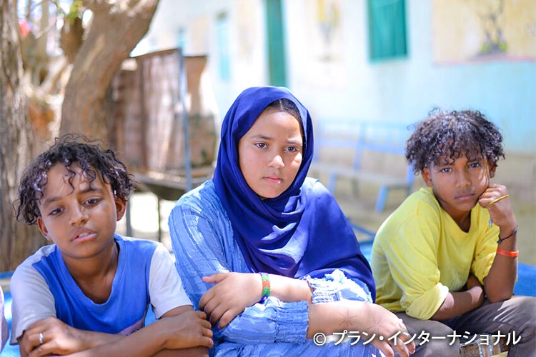 画像：内戦が続くスーダンで故郷を追われ避難生活を送る女の子（14歳）