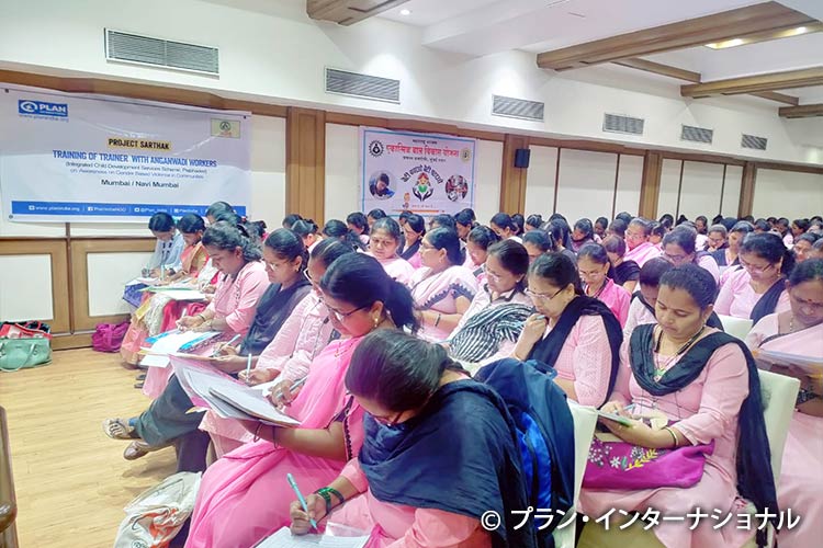 写真：幼稚園教師への能力強化トレーニングの様子