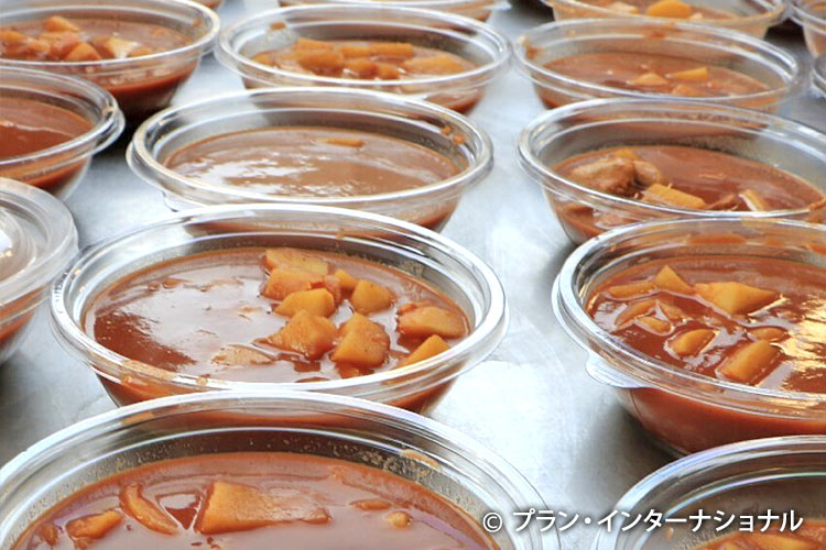 写真:出来上がった料理を入れて並べられた皿