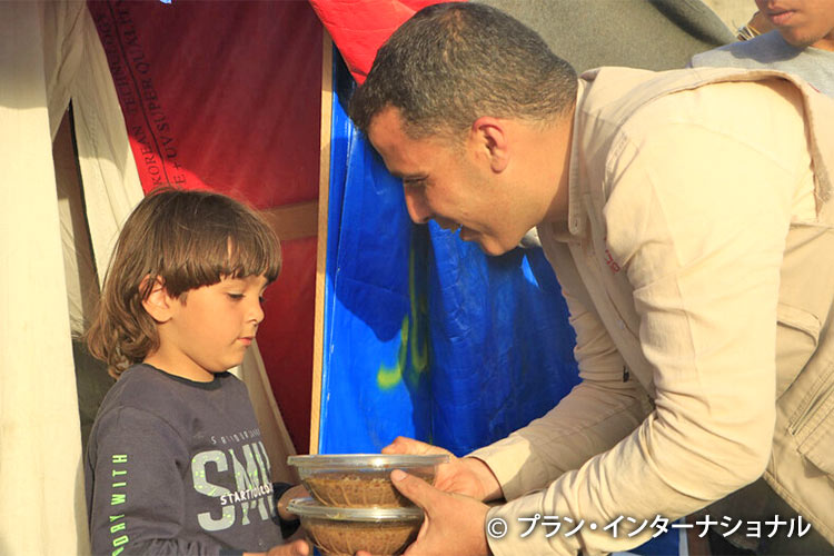 ガザ地区の子どもに食事を提供するスタッフ