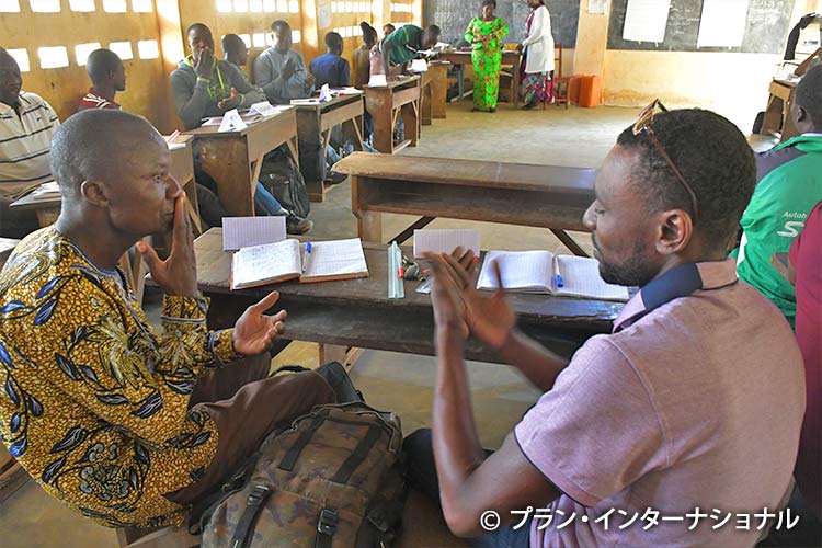 写真:教師への手話トレーニングの様子