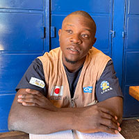 写真:この仕事に就けてうれしいと語る巡回教師のクラバさん