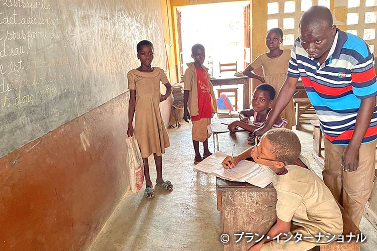 写真:放課後に補修を受ける弱視の女の子