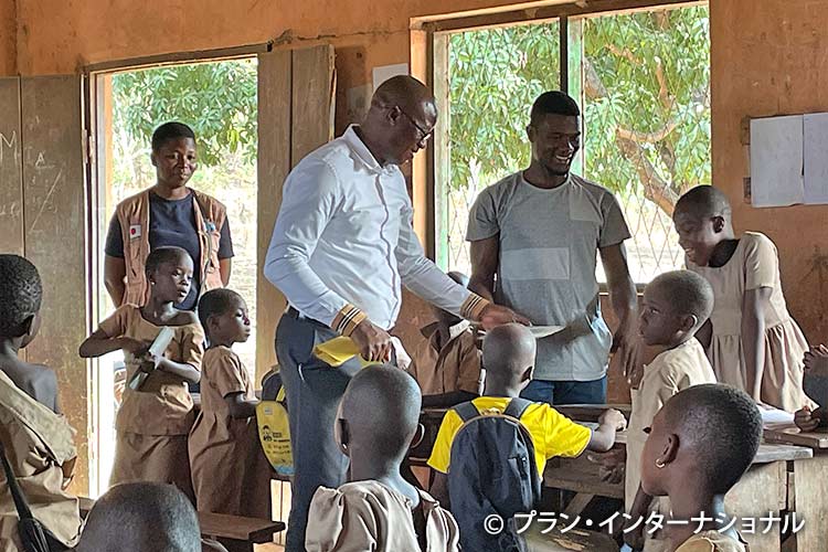 写真:授業に積極的に参加する聴覚障害のある女の子(右端)