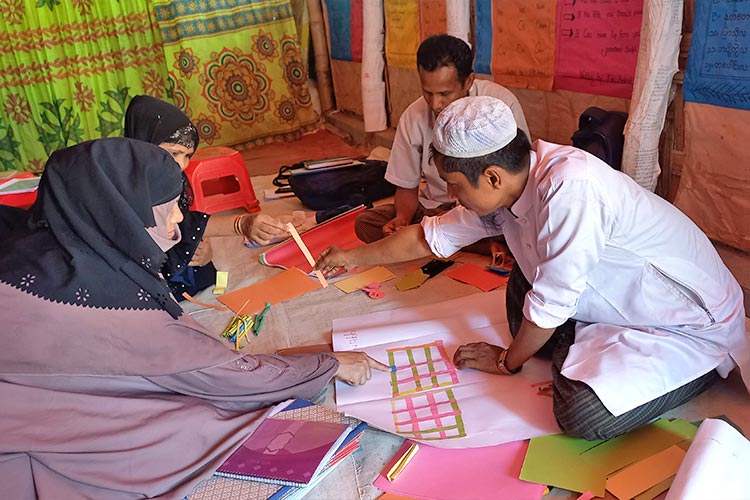 写真:副教材づくりの能力強化研修を受ける教師