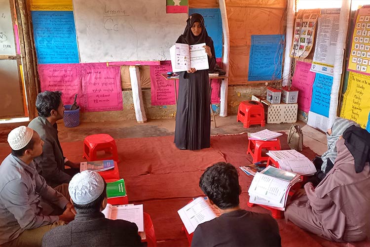 写真:授業の振り返りと翌週の準備をする教師