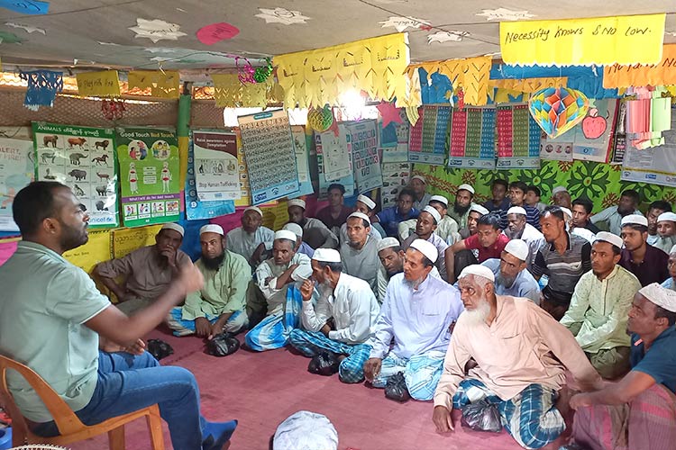 写真:コミュニティ向け説明会(男女別)に駆けつけてくれた住民たち