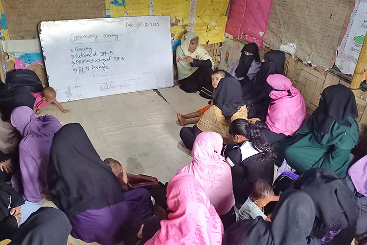 写真:コミュニティ向け説明会(男女別)に駆けつけてくれた住民たち