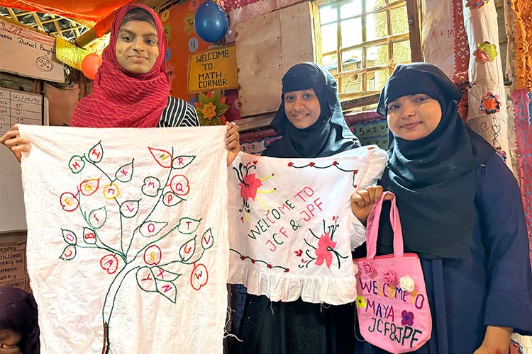 写真:女性ファシリテーターから刺繍を学ぶ女性学習者