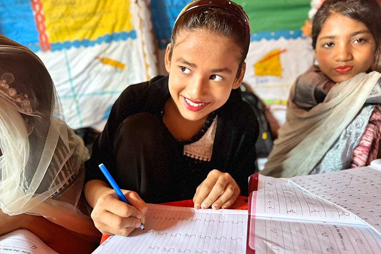 写真:「いつか戻る日が来るから、ミャンマー語を学ぶことができてとても幸せ」と語る女性学習者