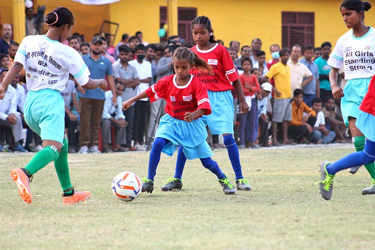 写真:地域の大声援を受ける女子選手たち