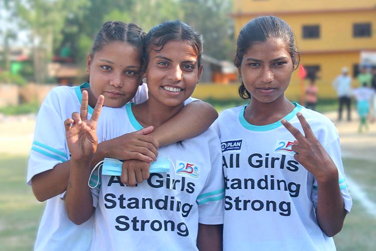 写真:All Girls Standing Strong! (立ち上がれ、女の子たち!)