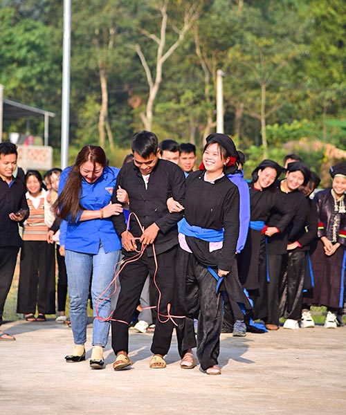 写真：右からタイー族、ヌン族、キン族の若者