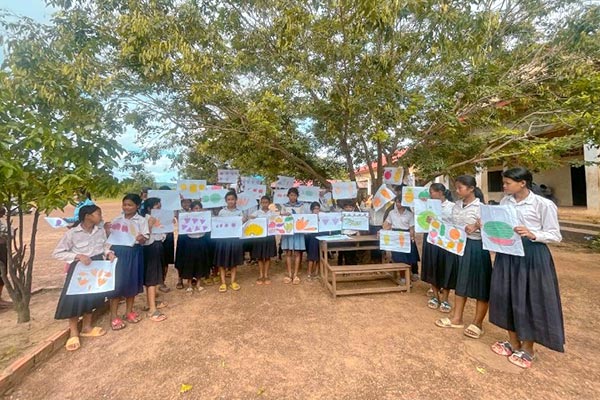 写真：野菜の絵を描いて発表した生徒たち