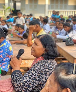 写真：水の保管に関するクイズに答える参加者