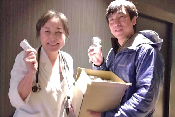 写真：ボランティアとして働く方々にも配布