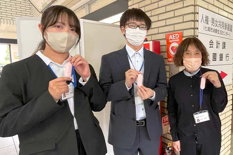 写真：七尾市総務課の方々。ブザーは職員証と一緒に首から下げて使われます