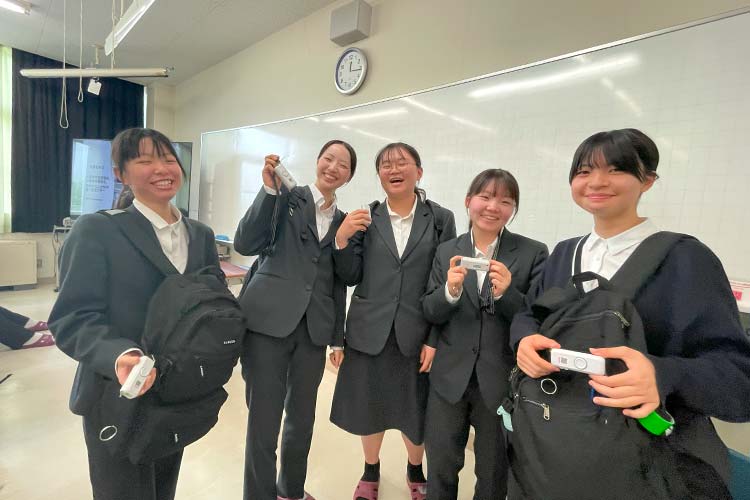 写真：ブザーを通学バッグにつけて登校しているという生徒の皆さん