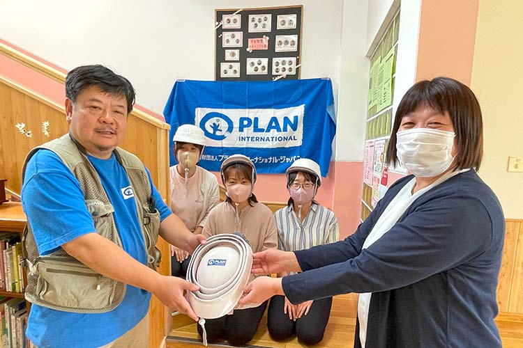 写真：職員用ヘルメットを提供（やまとこども園）