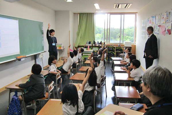 写真：6校混合クラスでの授業
