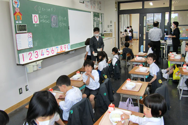 写真：給食の様子