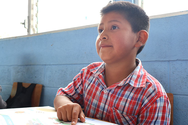 写真：日本の協力で完成した算数教科書で授業を受ける児童たち