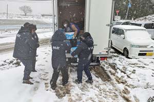 電気が通っていないビニールハウスに飲料水やポータブル電源を支給 / &copy;プラン・インターナショナル