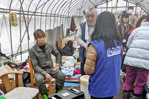 避難されている方々と  / &copy;プラン・インターナショナル