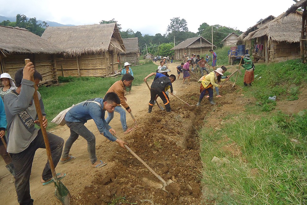 地域の人々が参加した送水管の敷設作業 / ©プラン・インターナショナル