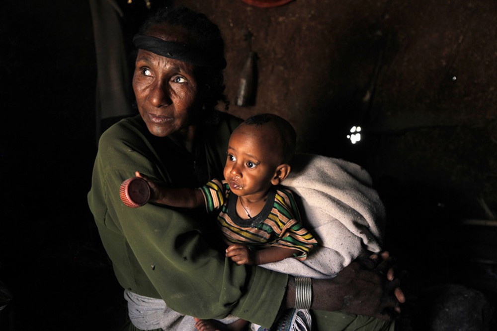 栄養不良と診断された孫（生後9カ月）を抱く祖母（45歳） / ©プラン・インターナショナル