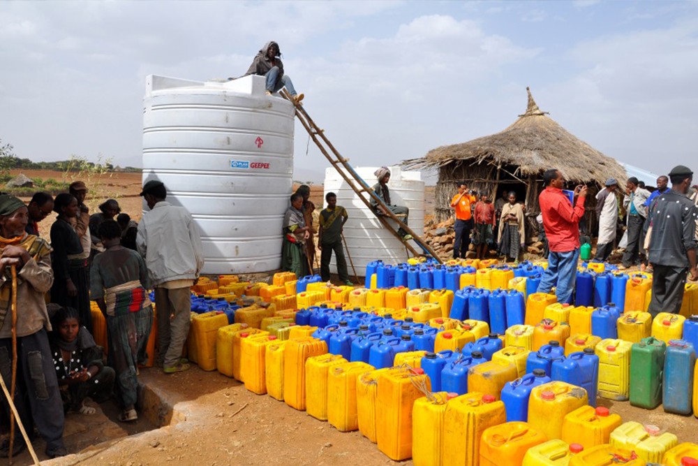 水の配給所にて、ずらっと並んだ貯水容器 / ©プラン・インターナショナル