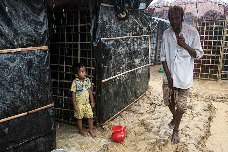 仮設住宅に住む親子 / ©プラン・インターナショナル