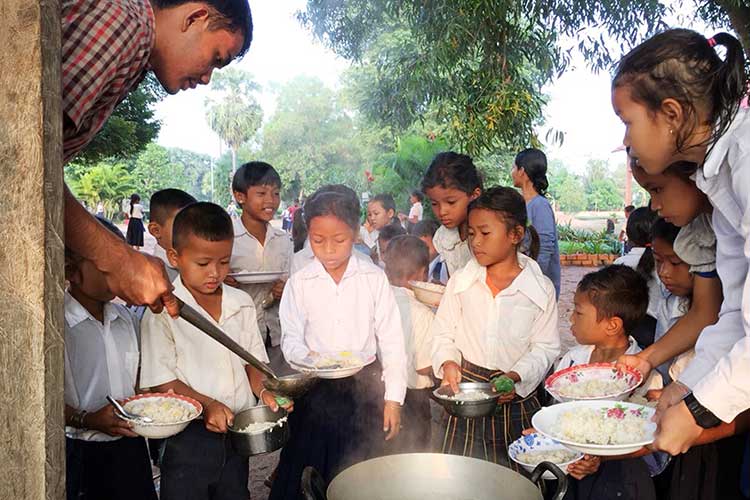 学校と地域の人たちが協力し、給食を提供 / ©プラン・インターナショナル