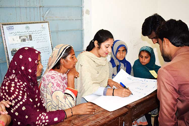 防災教育を協議する学校防災委員会（パキスタン） / ©プラン・インターナショナル