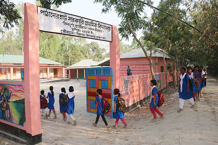 プランが修繕した学校へ通う子どもたち（バングラデシュ） / ©プラン・インターナショナル