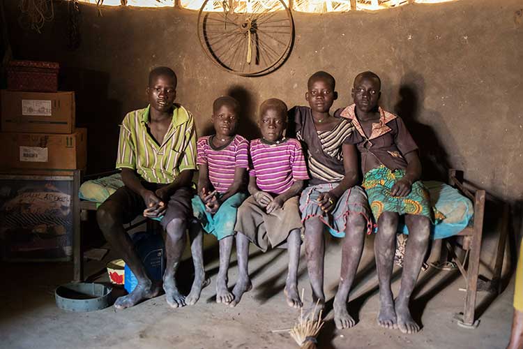 子どもだけで生活するイヒサさん一家（南スーダン） / ©プラン・インターナショナル