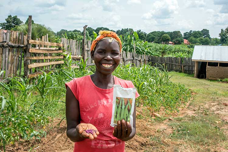 提供された野菜の種子を手にする女性（南スーダン） / ©プラン・インターナショナル