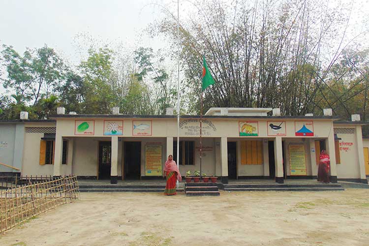 風雨に耐えられるよう改修した校舎（バングラデシュ） / ©プラン・インターナショナル