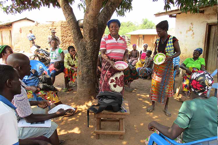 村落貯蓄貸付グループの代表選に出る2人の女性 / ©プラン・インターナショナル