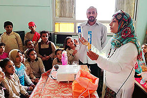 歯ブラシの使用方法を教える指導員（エジプト） / ©プラン・インターナショナル